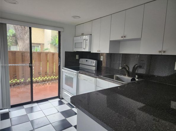 52 Wimbledon Lake Dr 200, Plantation FL 33324