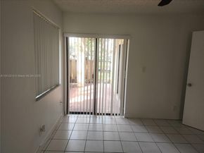 52 Wimbledon Lake Dr 200, Plantation FL 33324