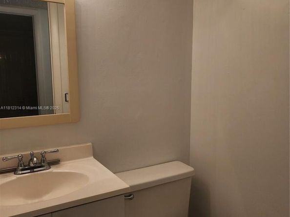 52 Wimbledon Lake Dr 200, Plantation FL 33324