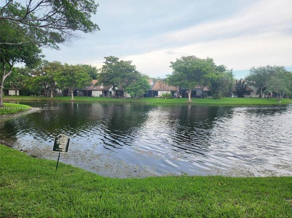 52 Wimbledon Lake Dr 200, Plantation FL 33324