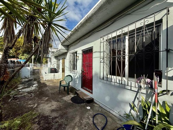 3000 NW 5th St, Miami FL 33125