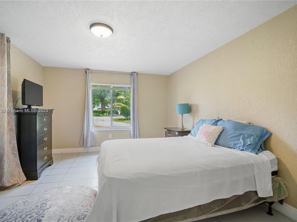 28 NE 164th St, Miami FL 33162