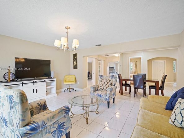 28 NE 164th St, Miami FL 33162
