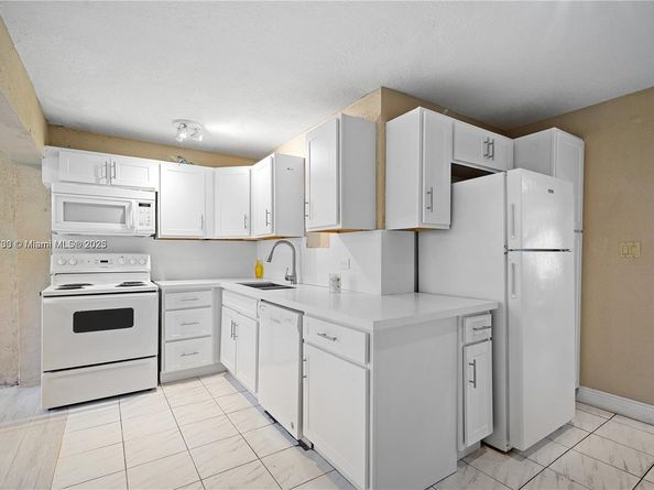 28 NE 164th St, Miami FL 33162