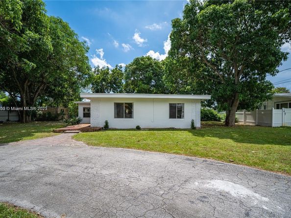 28 NE 164th St, Miami FL 33162