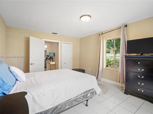 28 NE 164th St, Miami FL 33162