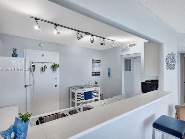 7135 Collins Ave 1614, Miami Beach FL 33141