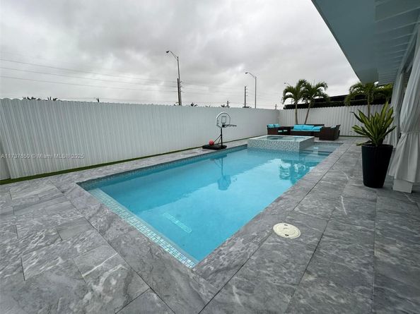 10290 SW 7th Ter, Sweetwater FL 33174