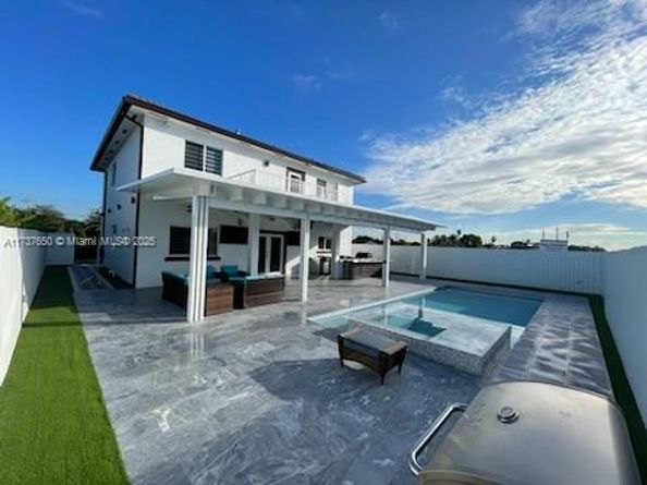10290 SW 7th Ter, Sweetwater FL 33174
