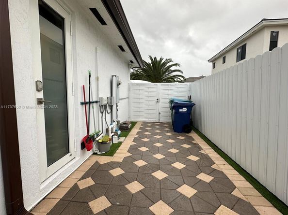 10290 SW 7th Ter, Sweetwater FL 33174