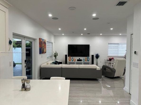 10290 SW 7th Ter, Sweetwater FL 33174