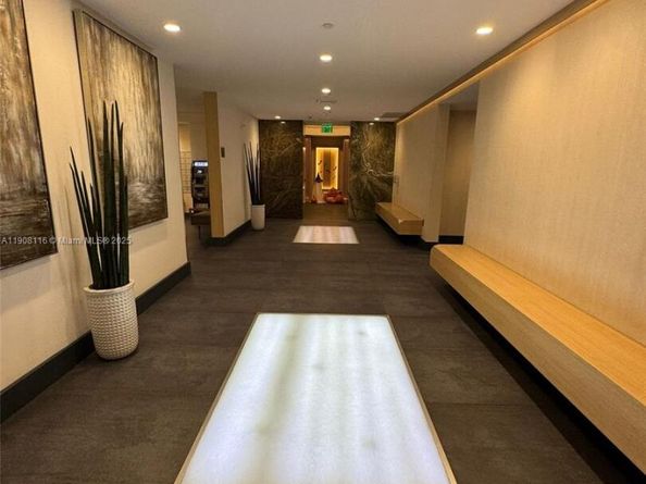 90 SW 3rd St 3901, Miami FL 33130