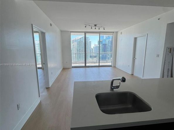 90 SW 3rd St 3901, Miami FL 33130