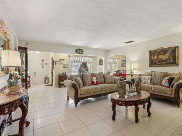 10941 NW 18th St, Pembroke Pines FL 33026