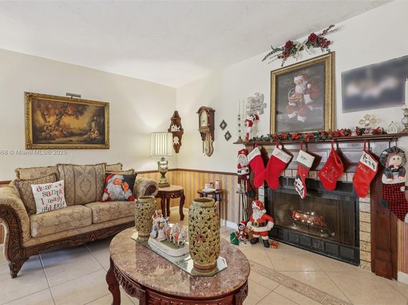 10941 NW 18th St, Pembroke Pines FL 33026