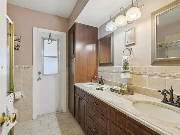 10941 NW 18th St, Pembroke Pines FL 33026