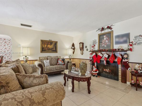 10941 NW 18th St, Pembroke Pines FL 33026