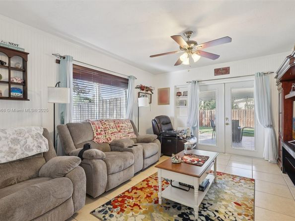 10941 NW 18th St, Pembroke Pines FL 33026