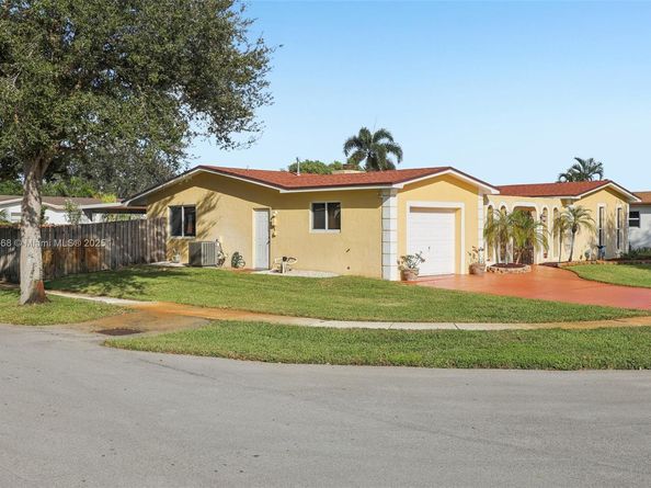 10941 NW 18th St, Pembroke Pines FL 33026