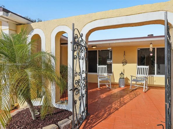 10941 NW 18th St, Pembroke Pines FL 33026