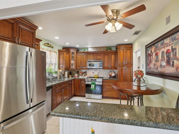 10941 NW 18th St, Pembroke Pines FL 33026