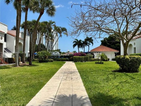 3564 Magellan Cir 2131, Aventura FL 33180