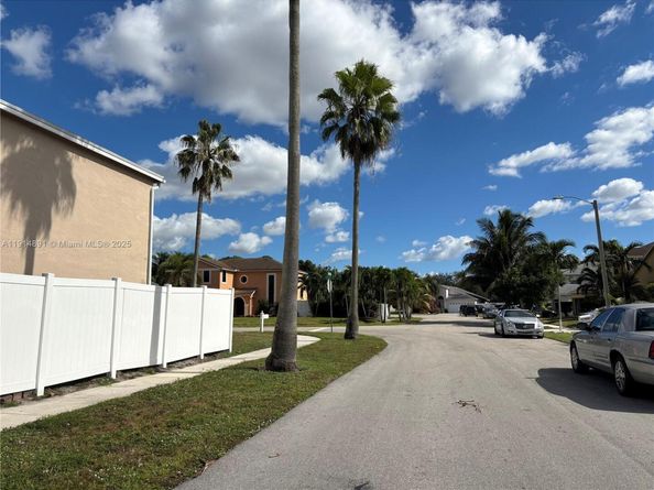 9470 Atlantic St, Miramar FL 33025