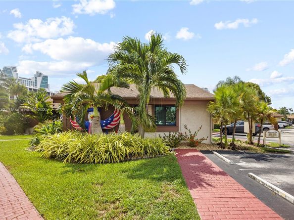2731 S Parkview Dr, Hallandale Beach FL 33009