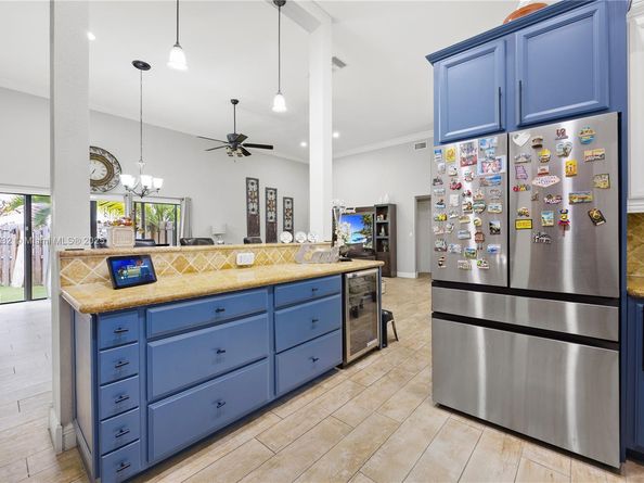 2731 S Parkview Dr, Hallandale Beach FL 33009