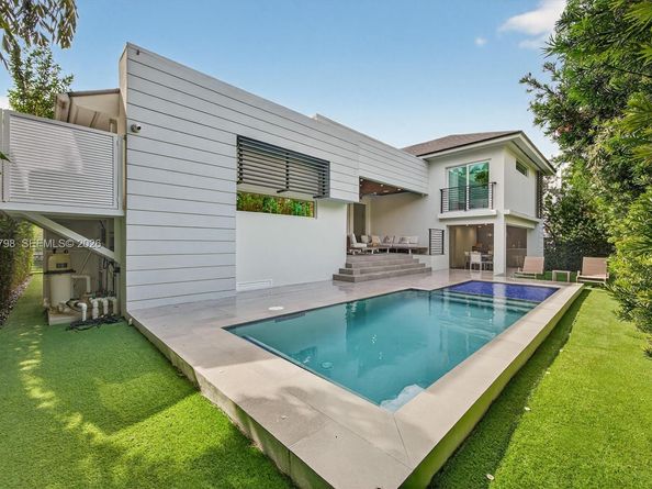 315 Palmwood Ln, Key Biscayne FL 33149