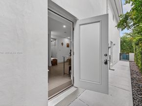 315 Palmwood Ln, Key Biscayne FL 33149