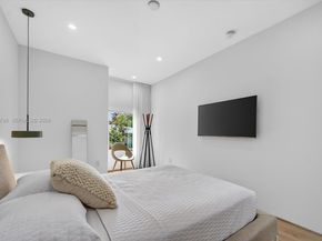 315 Palmwood Ln, Key Biscayne FL 33149