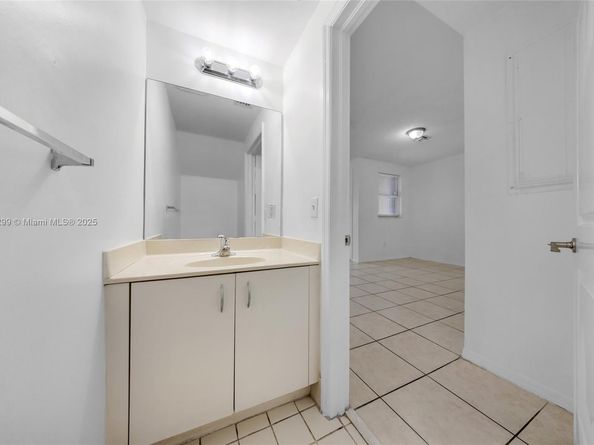 951 NE 42nd Ter, Homestead FL 33033