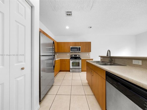 951 NE 42nd Ter, Homestead FL 33033