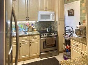 427 Golden Isles Dr 7J, Hallandale Beach FL 33009