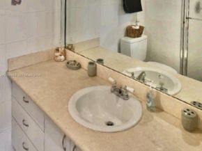 427 Golden Isles Dr 7J, Hallandale Beach FL 33009