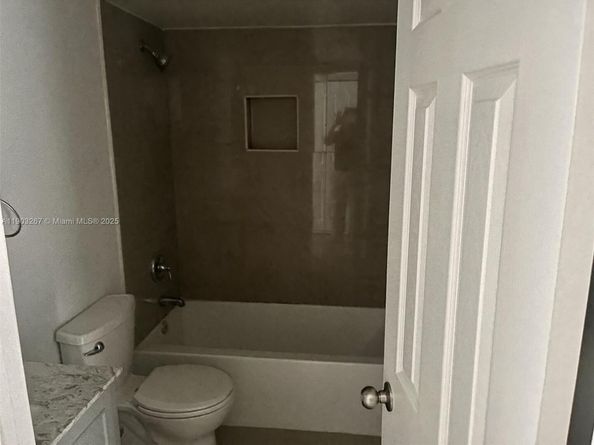 488 NW 165th St Rd B112, Miami FL 33169