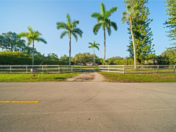 Undisclosed Address #A11860384, Davie FL 33325