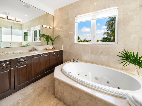 425 N Shore Dr, Miami Beach FL 33141
