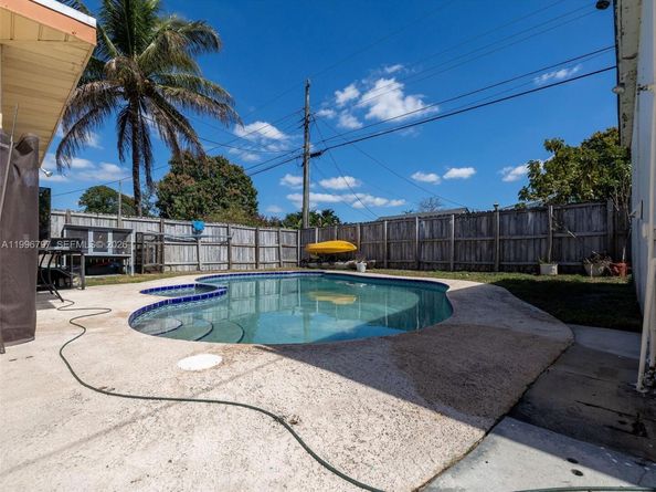 1331 N 69th Ave, Hollywood FL 33024
