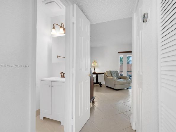 8012 SW 5th St 8012, North Lauderdale FL 33068