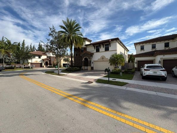 8925 NW 99th Ct, Doral FL 33178