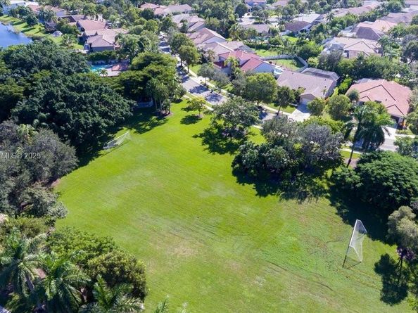 347 Fairmont Rd, Weston FL 33326