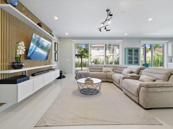 347 Fairmont Rd, Weston FL 33326