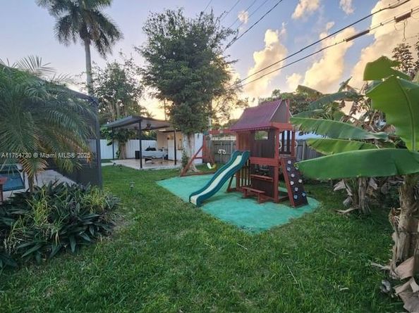 18800 Lenaire Dr, Cutler Bay FL 33157