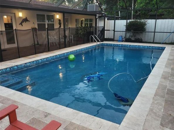 18800 Lenaire Dr, Cutler Bay FL 33157