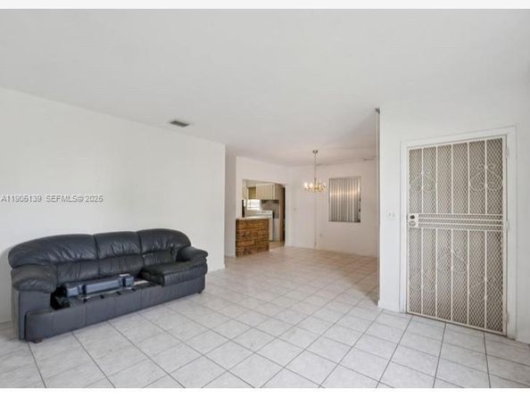 940 NW 67th St, Miami FL 33150