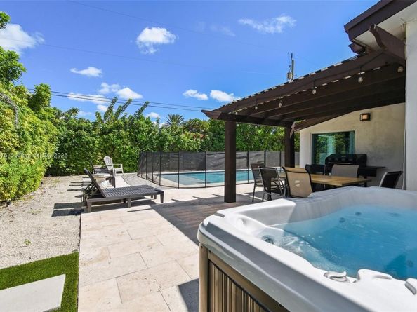 942 SE 13th Ave, Deerfield Beach FL 33441