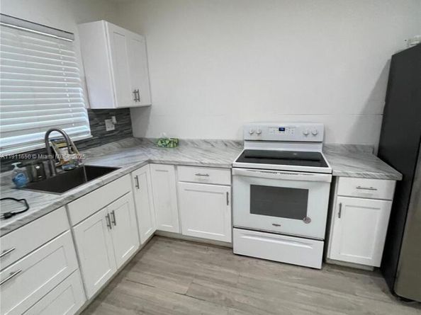 6470 Mcclellan St, Hollywood FL 33024