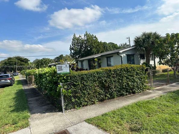 6470 Mcclellan St, Hollywood FL 33024